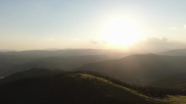 Στο ηλιοβασίλεμα Γκόλντεν Βάλεϊ. Θέα στο ηλιοβασίλεμα ενός πυκνού πολύχρωμου δάσους σε μια ορεινή κοιλάδα στη βάση απότομων κορυφών — Αρχείο Βίντεο