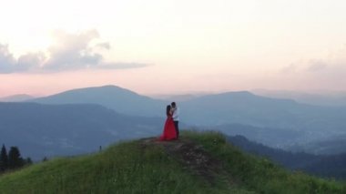 Çekici genç çift öpüşme birbirlerine dokunmadan ön sevişme meşgul