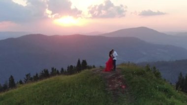 Aşık siluetli çift kucaklamak ve birlikte gökyüzü arka plan kontrast gölge akşam güneş ışığı ışık kirişler samimi an tadını çıkarın. Erkek kadın arkadan aydınlatmalı birbirlerine öpücük kopyalama alanı tutun. Sonsuza kadar aşık