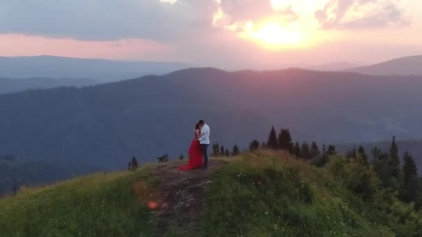 Pareja en el amor abrazar y disfrutar de momentos íntimos juntos cielo fondo contraste sombra sol de noche rayos de luz. Hombre mujer retroiluminada abrazarse beso copia espacio. Creer en el amor — Vídeos de Stock