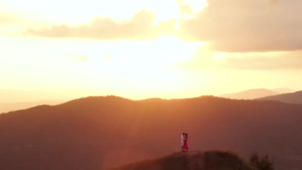 Jong schattig paar omarmen, zoenen elkaar in het berggebied. Zomer, zonsondergang. Koppel doelen. Voor altijd verliefd. Liefdesverhaal — Stockvideo