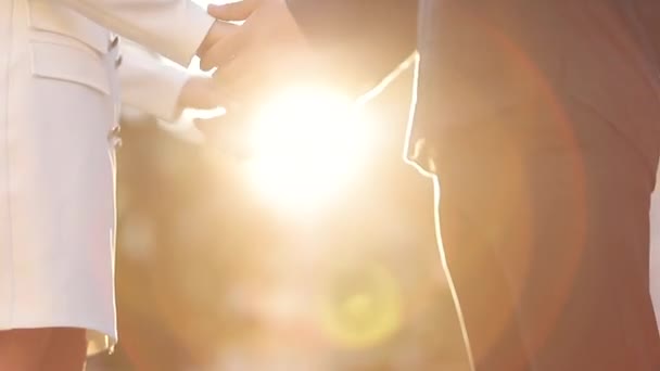 Close-up van twee liefhebbers toetreden handen. Detail silhouet van Man en vrouw hand in hand over de zonsondergang Lake achtergrond. Paar vertrouwen, liefde en geluk concept — Stockvideo