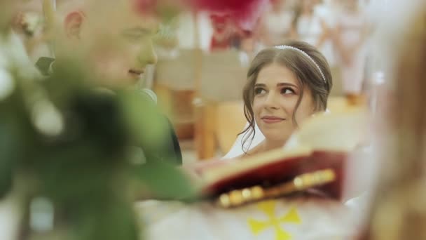 Un par de recién casados en la iglesia en el altar. Novio y novia celebrando la ceremonia de boda en la iglesia — Vídeos de Stock