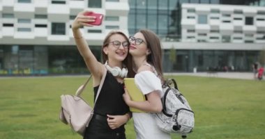 Akıllı telefonda selfie selfie selfie selfie selfie selfie selfie selfie selfie fotoğraf çekmek iki genç kız. Kadın olumlu yüz duyguları gösteren