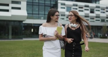 Okuldan gelen sırt çantaları ile Girlfriend Schoolgirls, ön taraftan görünümü