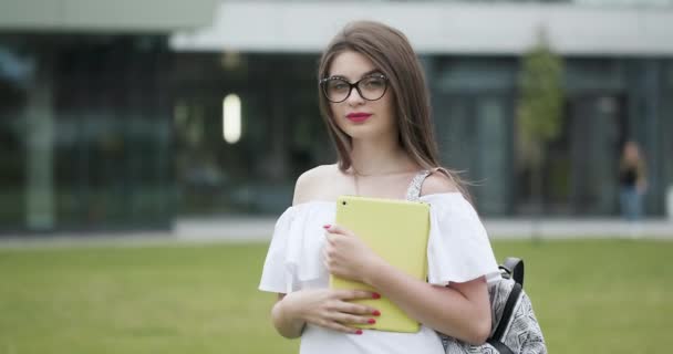 Primer plano de la bonita mujer sonriente en gafas — Vídeos de Stock