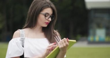 Kadın iş merkezi yakınında tablet bilgisayar standı kullanır. Çekici teknoloji kızı. Genç kadın çalışma ekranı akıllı. Profesyonel holding portresi