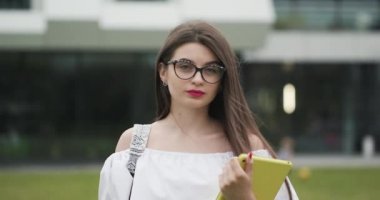 Modaya uygun güneş gözlüğü takan genç güzel bayanın moda portresini kapatın, renkli kafa bandı, açık havada poz veren, kameraya bakan
