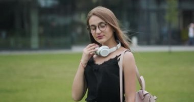 Güneş gözlüğü şık güzel kadın ve sokakta gülümseyen