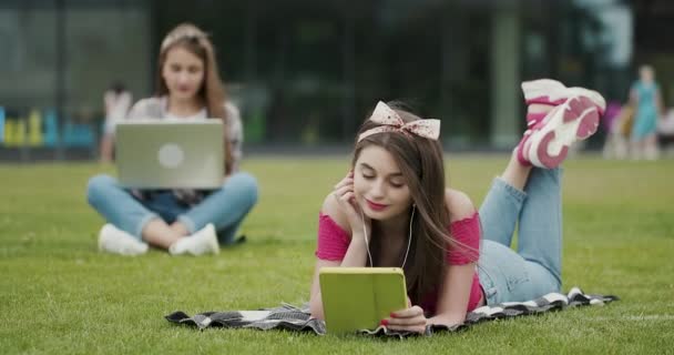 Två kvinnliga gymnasieelever chattar utanför College byggnader under Recess — Stockvideo