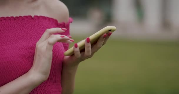 Mujer joven mano usando smartphone, retrato de primer plano. gente y educación universitaria. Estudiante femenina estudiando y enviando mensajes de texto con teléfono móvil en casa, escribiendo mensajes de texto en el teléfono celular. Primer plano — Vídeos de Stock