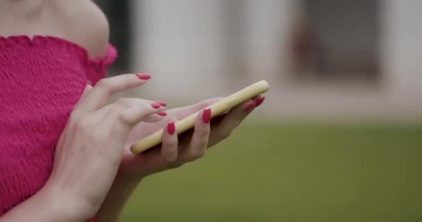 여자 손에 스크린 스마트폰 모바일 메시지를 입력입니다. 여성의 손을 잡고 스마트폰 및 웹사이트 검색 닫기 — 비디오