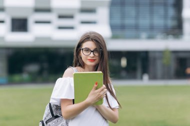 Kadın iş merkezi yakınında tablet bilgisayar standı kullanır. Çekici teknoloji kızı. Genç kadın çalışma ekranı akıllı. Profesyonel holding portresi
