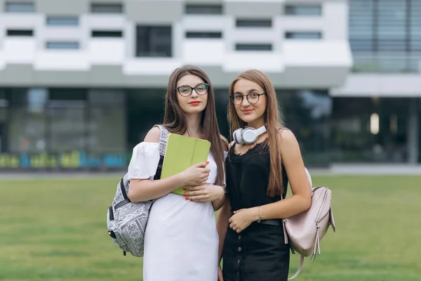 Kaukaski młode kobiety najlepsi przyjaciele mający zabawa noszenie modne okulary, pozowanie na zewnątrz, patrząc na aparat fotograficzny — Zdjęcie stockowe