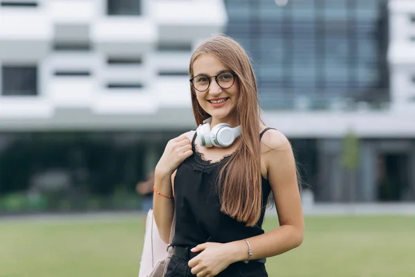Πορτρέτο της νεαρής στυλάτη γυναίκα φορώντας μοντέρνα γυαλιά ηλίου χαμογελώντας και κοιτάζοντας την κάμερα. Τέλειο χαμόγελο θηλυκό. — Φωτογραφία Αρχείου