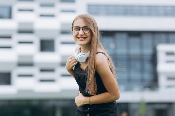 Módní životní styl portrét krásná žena v slunečních brýlích, které se v létě na ulici pózní. Portrét usmívající se mladé ženy na brýlích — Stock fotografie