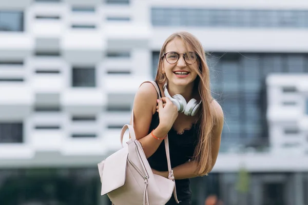 Módní portrét mladé stylové hipsterové ženy, která chodí po ulici, nosí roztomilou módní výbavu, usmívá se o víkendech, cestuje s batohu — Stock fotografie