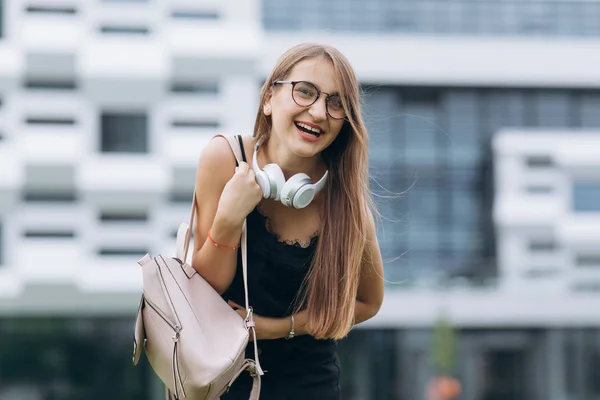 Letní slunný životní styl módní portrét mladé stylové hipster žena chůze na ulici, na sobě roztomilé módní oblečení, s úsměvem si její víkendy, cestování s batohem — Stock fotografie