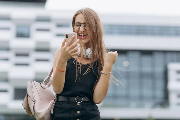 Γυναίκα ευφορία γιορτάζει το κινητό νίκη θρίαμβο νίκη κρατώντας το τηλέφωνο, χαρούμενο ενθουσιασμένο κορίτσι γέλιο έχοντας τη διασκέδαση χρησιμοποιώντας εφαρμογές κινητό τηλέφωνο — Φωτογραφία Αρχείου