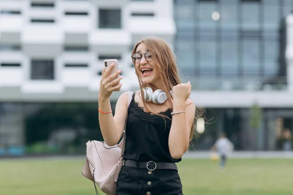 Jeune belle femme surprise dans la rue de la ville. Choc à cause de nouvelles. Elle est belle et jolie, jeune et drôle. Elle marche dans la rue et a bonne humeur — Photo