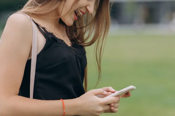 Femme dactylographier le message à l'écran smartphone. Fermer les mains féminines tenant smartphone et site de navigation. Étudiante étudiant et textos avec téléphone portable à la maison — Photo