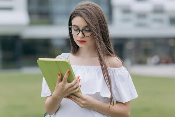 Kobieta za pomocą białego komputera tablet z zielonym ekranie. Ekran dotykowy na zewnątrz. Zbliżenie. — Zdjęcie stockowe