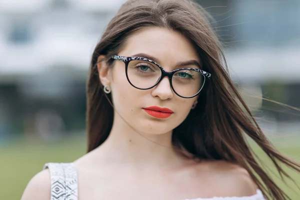 Portret młodej profesjonalnej kobiety noszenie okularów. Zbliżenie portret pięknej szczęśliwej kaukaski żeński model. — Zdjęcie stockowe