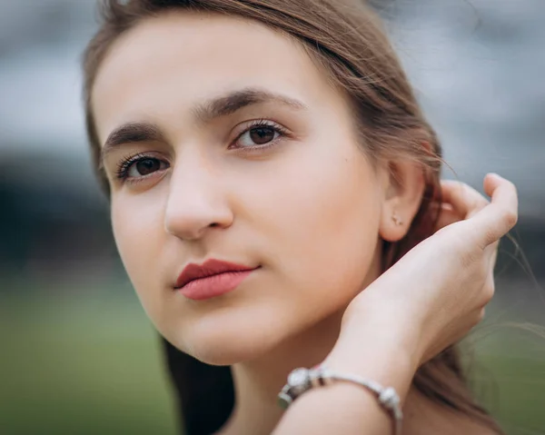 Çekici beyaz gülümseyen kadın esmer portresi. Shot baş ve omuzlar yüz deri el saç kamera bakarak — Stok fotoğraf