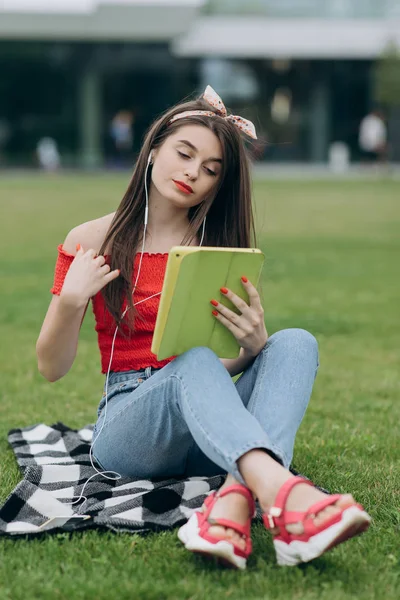 Hermosa chica atractiva de moda joven con auriculares, teléfono inteligente escuchar música. Joven alegre escuchando música —  Fotos de Stock