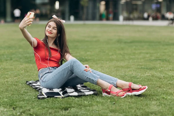 Kobiety uśmiech używać inteligentnego telefonu komórkowego Take Self zdjęcie selfie w parku — Zdjęcie stockowe