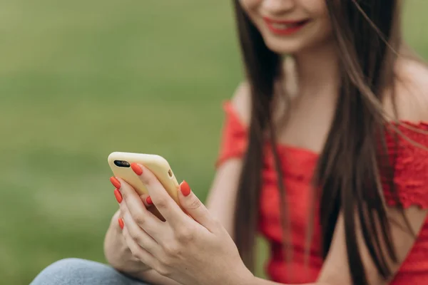 Primer plano de las manos de mujer sosteniendo el teléfono inteligente en el centro de la ciudad. Mujer usando teléfono inteligente —  Fotos de Stock