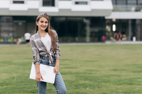 Retrato de una atractiva joven sobre hierba verde en el parque — Foto de Stock