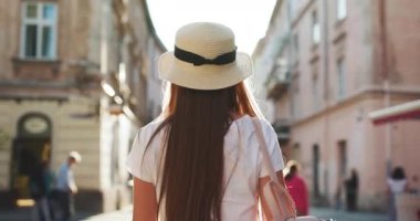 Fedora şapka, yuvarlak gözlük ve hipster sırt çantası trendy öğrenci. Manken gibi yürüyen Pretty Young Woman'ın yakından görünümü. Kameraya bakıyorum. Şık Hasır Şapka takıyor. Zarif Makyaj olması.