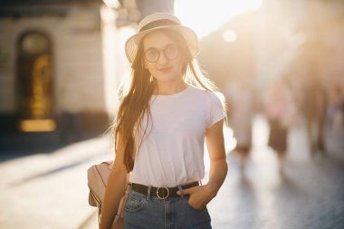 Genç bayan sırt çantalı gezgin turistik şehirde dolaşıyor. Açık hava gezgini aktivite kavramı.