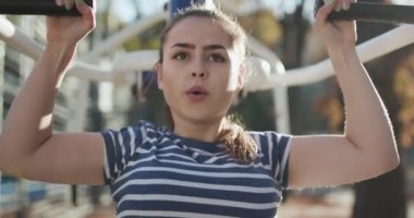 Muhteşem Profesyonel bayan atlet Chin-up Gücü, Kuvvet ve Fitness Egzersizleri ve Günlük Egzersizleri Yapıyor. Slim sportif kadın barfiks çekiyor.