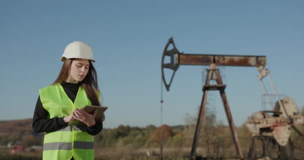 Ingenieurinnen arbeiten an digitalen Tablets. Porträt einer professionellen Ingenieurin mit Schutzuniform und Hut — Stockvideo