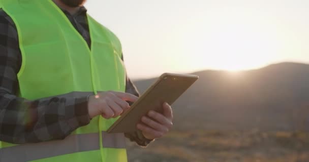 Close-up of Engineer male man hands touching digital tablet computer. — Stock Video