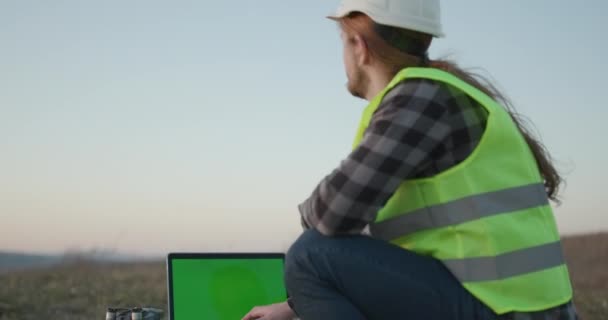 Utilisation d'un ordinateur portable avec écran vert maquillé. Engineer Using Computer, Internet, Social Networks Browsing. Prise de vue de la caméra . — Video