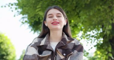 Gülümseyen Genç Yetişkin Kız VLogger Park 'taki Bench' te oturan Blog Vlog 'u kaydederek Kamera Sohbetleri Canlı Konferans Konuşmasına Çevrimiçi Sohbet Yap