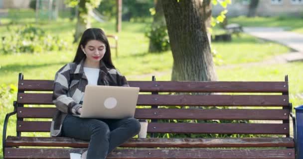 Vrouwelijke student maakt conference video call op laptop computer gesprekken met web tutor, online leraar in externe webcam chat. Concept afstandsonderwijs. — Stockvideo