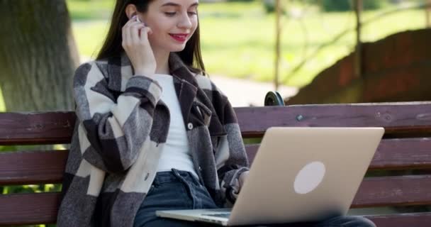Fiatal diák néz leckét online és tanul a parkból. Egyetemi hallgató laptoppal. Tanulás a pc technológia online oktatási koncepció. — Stock videók