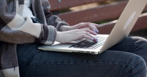 여자 대학생 이 노트북 컴퓨터를 사용하고, 여자 손 이 노트북 기술의 거리 교육 개념을 공부하고 있는 노트북 키보드로 타이핑하고 있습니다. — 비디오