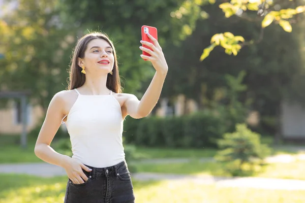 Portret szczęśliwej młodej kobiety robiącej selfie. Dziewczyna komunikująca się ze znajomym online make video call talking record lifestyle vlog distance job interview — Zdjęcie stockowe