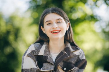 Açık havada güzel bir esmer kızın portresi.