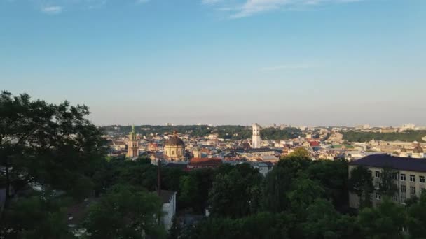 日の出にLvov Livvウクライナの古代の町の空の通り。沈黙の都市と車の空中映像は、コロナウイルスのパンデミックのためにロックダウン中にウクライナのLvovリヴィウのかなりの通りを通過します — ストック動画