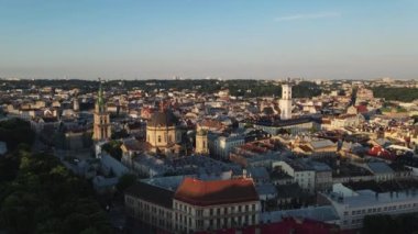 Ukrayna. Lviv. Lviv şehrindeki hava manzaralı boş sabah caddesi. Karantinaya alınmış şehir. Eski Şehrin Panoraması.