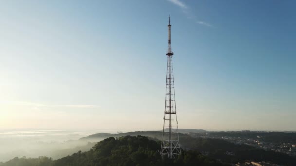 Drohnen-Ansicht von Turmantennen Telekommunikations-Handy, Funksender von Mobiltelefonen 5g 4g und Smartphones in der Stadt. Fernsehturm über der Stadt bei Sonnenuntergang. Fernseh- und Radionetzwerk. — Stockvideo