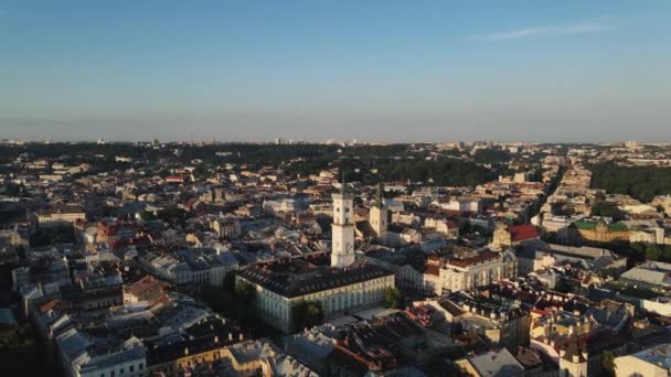 Zdjęcia lotnicze historyczne centrum miasta o pięknej architekturze wczesnym rankiem we Lwowie Ukraina. Poranny wschód słońca nad pustym miastem. Dachy i ulice Starego Miasta Lwów, Ukraina. — Wideo stockowe