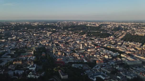 Lvov Ucraina aerea con strade vuote durante l'isolamento focolaio coronavirus. Aerial City Lviv, Ucraina. Panorama della Città Vecchia — Video Stock