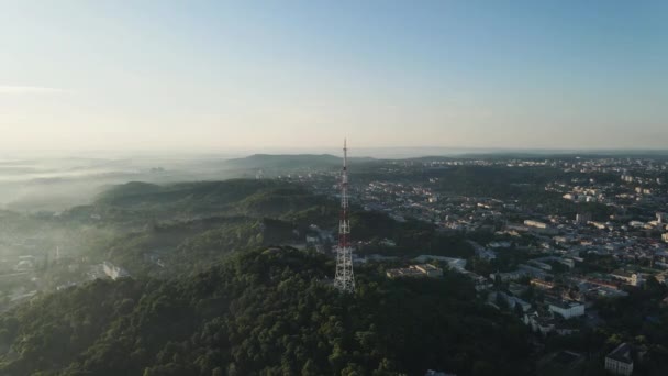 Vista aérea da torre de telecomunicações Lviv, Ucrânia. antenas de torre de telecomunicações e satélite transmite os sinais de celular 5g 4g sinais móveis e suas ondas de rádio funciona em uma longa distância . — Vídeo de Stock